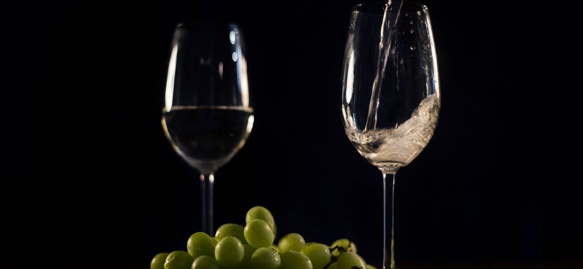 white-wine-pouring-with-grapes