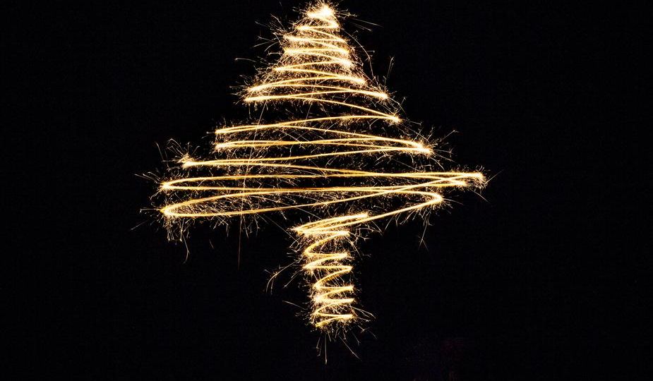 christmas-tree-drawn-in-lights